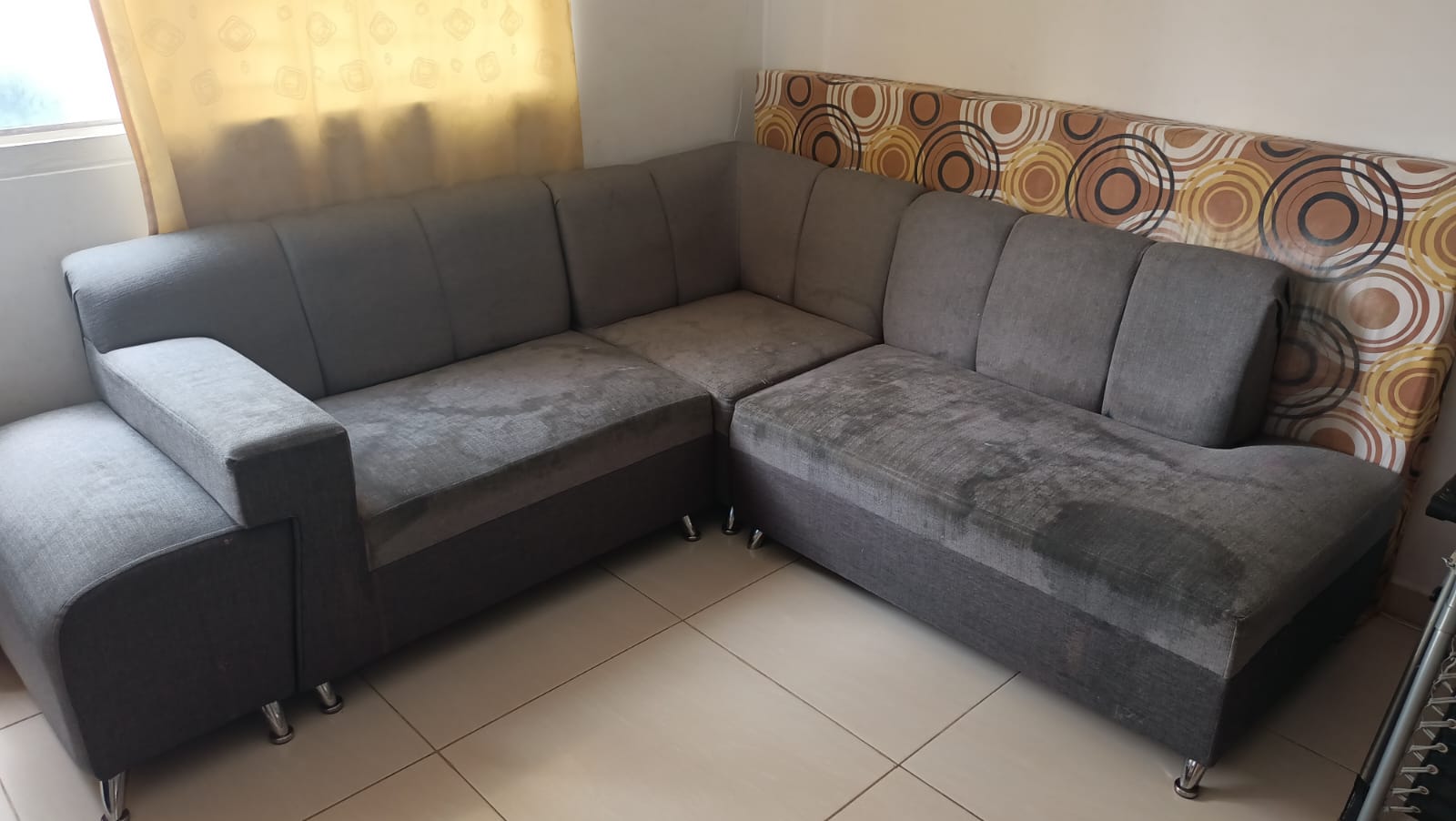 sofa sucio